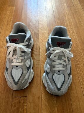New Balance 9060 - Unisex Men’s 5/Womens 7